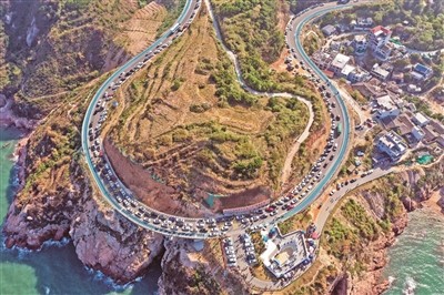 霞浦县东海1号风景道沿线车水马龙、游人如织