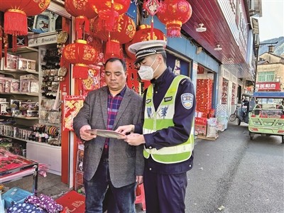 春运交警执勤忙 恪尽职守保通畅